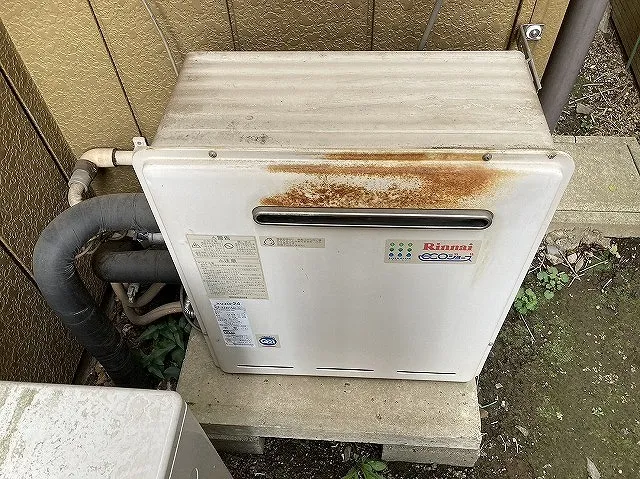 給湯器と交換時期を見極める屋外据置型の寿命サインと失敗しない判断基準