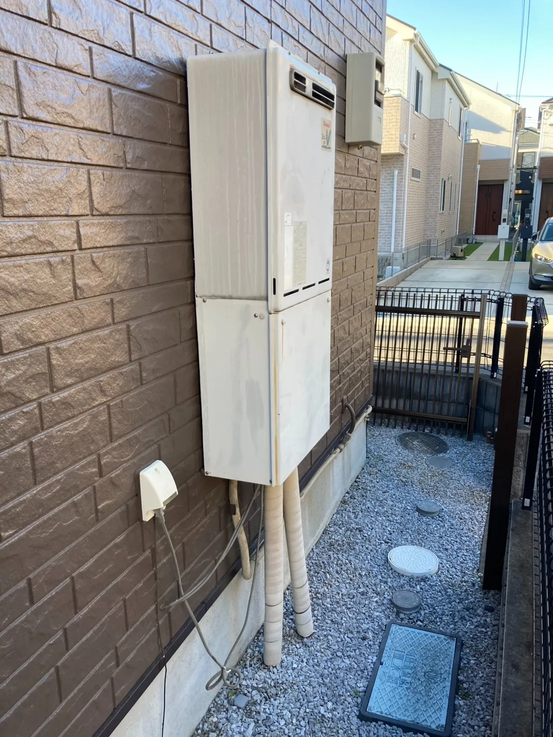 リンナイ、RUF-V2405SAW→ノーリツ、GT-C2072SAW-1 BL、20号、エコジョーズ、オート、屋外壁掛型、配管カバー付き、給湯器交換工事ー埼玉県さいたま市見沼区春岡