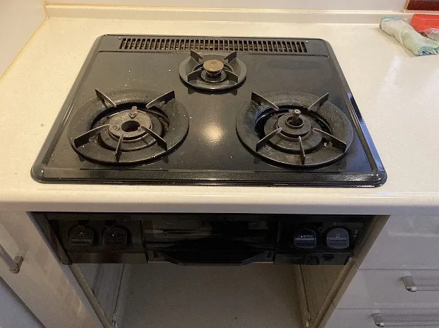 ガスビルトインコンロのメタルトップ交換時期とメンテナンス