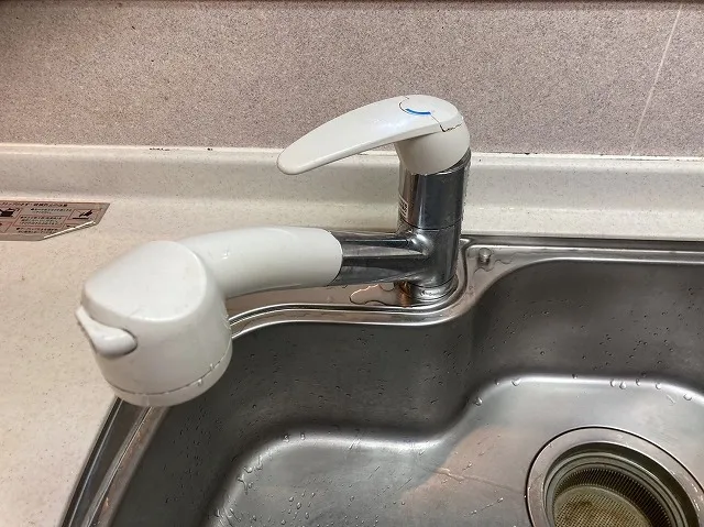 キッチン用水栓の交換時期と耐用年数の見極め方