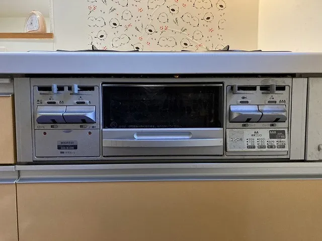 ガスビルトインコンロ前面パネルのデザインと機能性