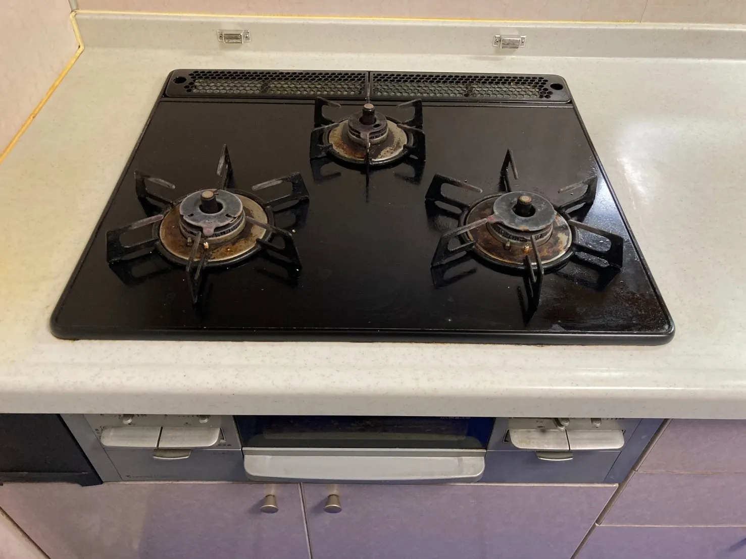 東京ガス、RN-BS3B-Q6BSR→ノーリツ、N3WV6RWTP2SI、ファミ、つやめきガラストップ、天板色ムーンシルバー、フラットエッジ、無水両面焼きグリル、天板幅60ｍタイプ、３口、ビルトインコンロ交換工事ー埼玉県上尾市上尾村