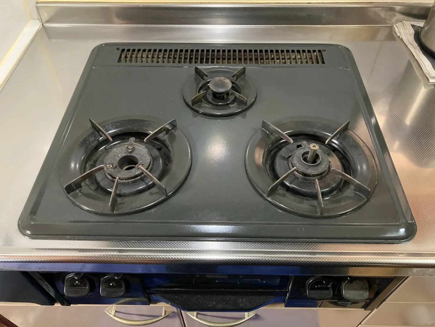 パロマ、PKD-35EG-L→ノーリツ、N3WV6RWTP2SI、ファミ、つやめきガラストップ、天板色ムーンシルバー、フラットエッジ、無水両面焼きグリル、天板幅60ｍタイプ、3口、ビルトインコンロ交換工事ー埼玉県北足立郡伊奈町大針