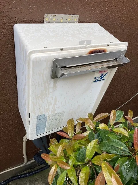 給湯器とふろ給湯器の屋外壁掛型で排気カバーが本当に必要か安全面から徹底検証