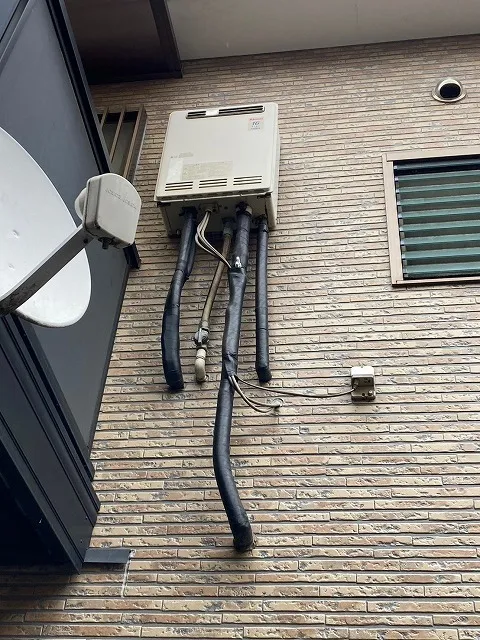 給湯器の屋外壁掛型を2階外壁に設置する費用や安全基準と据置型比較のポイント