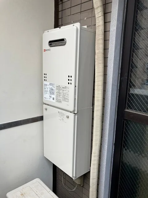 給湯器屋外壁掛型の給湯専用を美しく守る配管カバー選びとDIY設置ガイド